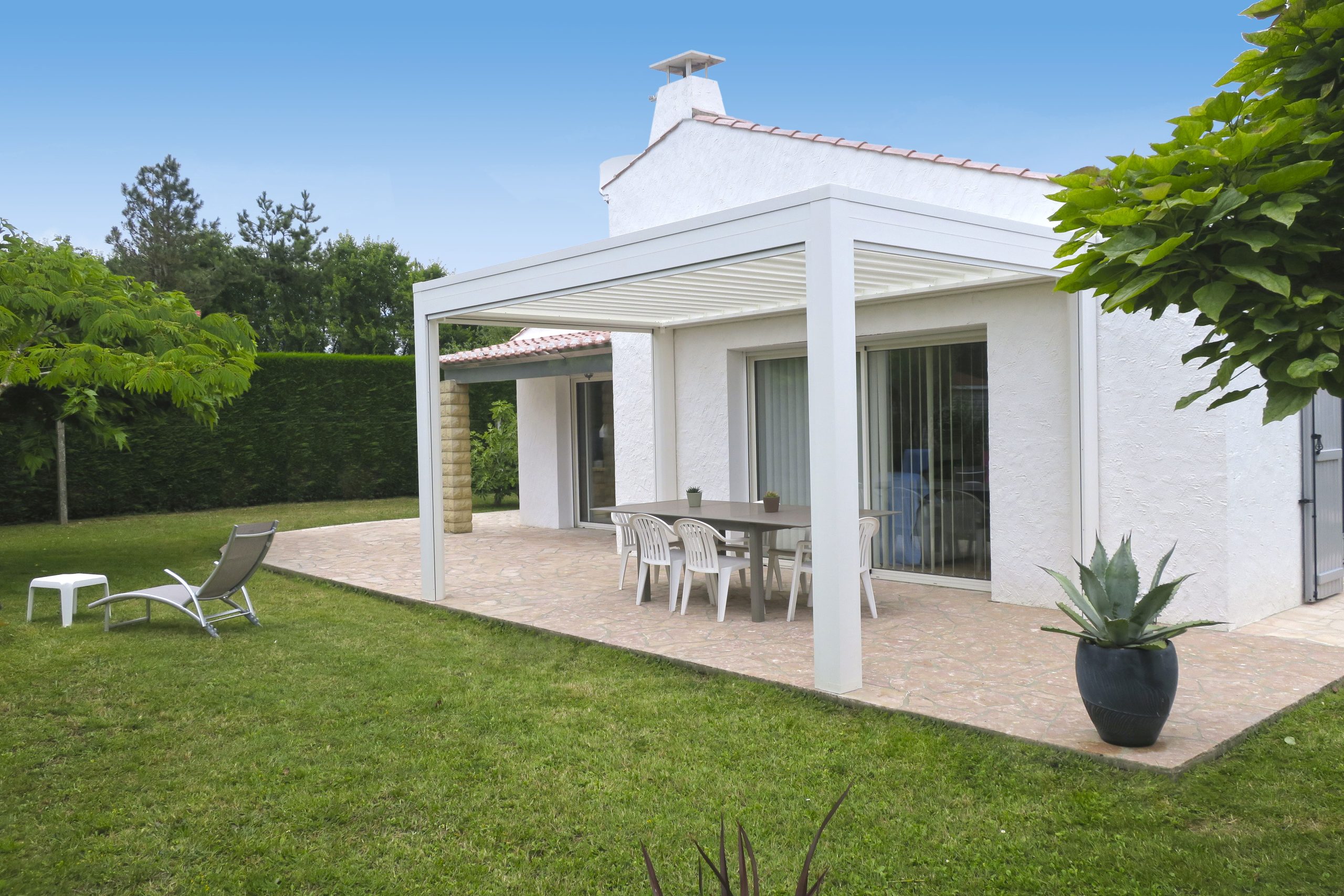 Pergola bioclimatique SOLISO avec stores verticaux intégrés